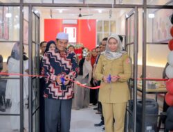 Pj.Bupati Nagan Raya Potong Pita Grand Opening King Fried Chicken Blang Baru